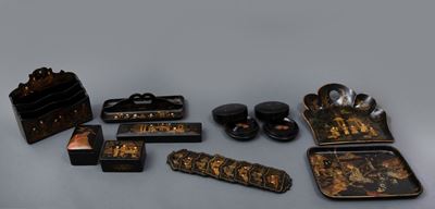 Insieme di Oggetti in Legno Laccato con Decoro a Chinoiserie, Cina, Canton, Dinastia Qing, XIX Se...