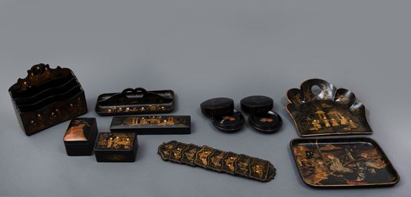 Insieme di oggetti in legno laccato con decoro a chinoiserie, Cina, Canton, Dinastia Qing, XIX secolo
