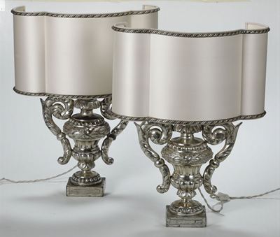 Coppia di Lampade in Legno Intagliato e Argentato, Realizzate con Elementi di Portapalme del XVII...