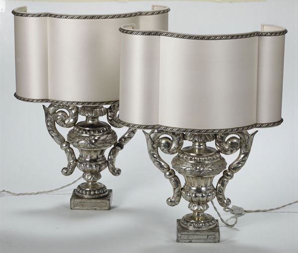 Coppia di lampade in legno intagliato e argentato, realizzate con elementi di portapalme del XVIII -XIX secolo