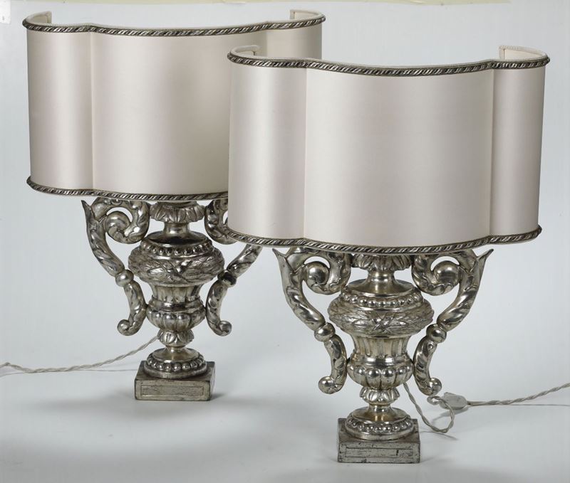 Coppia di lampade in legno intagliato e argentato, realizzate con elementi di portapalme del XVIII -XIX secolo  - Auction Antiques I - Timed Auction - Cambi Casa d'Aste