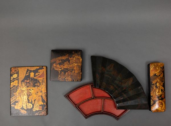 Insieme di oggetti in legno laccato con decoro a chinoiserie, Cina, Canton, XIX secolo