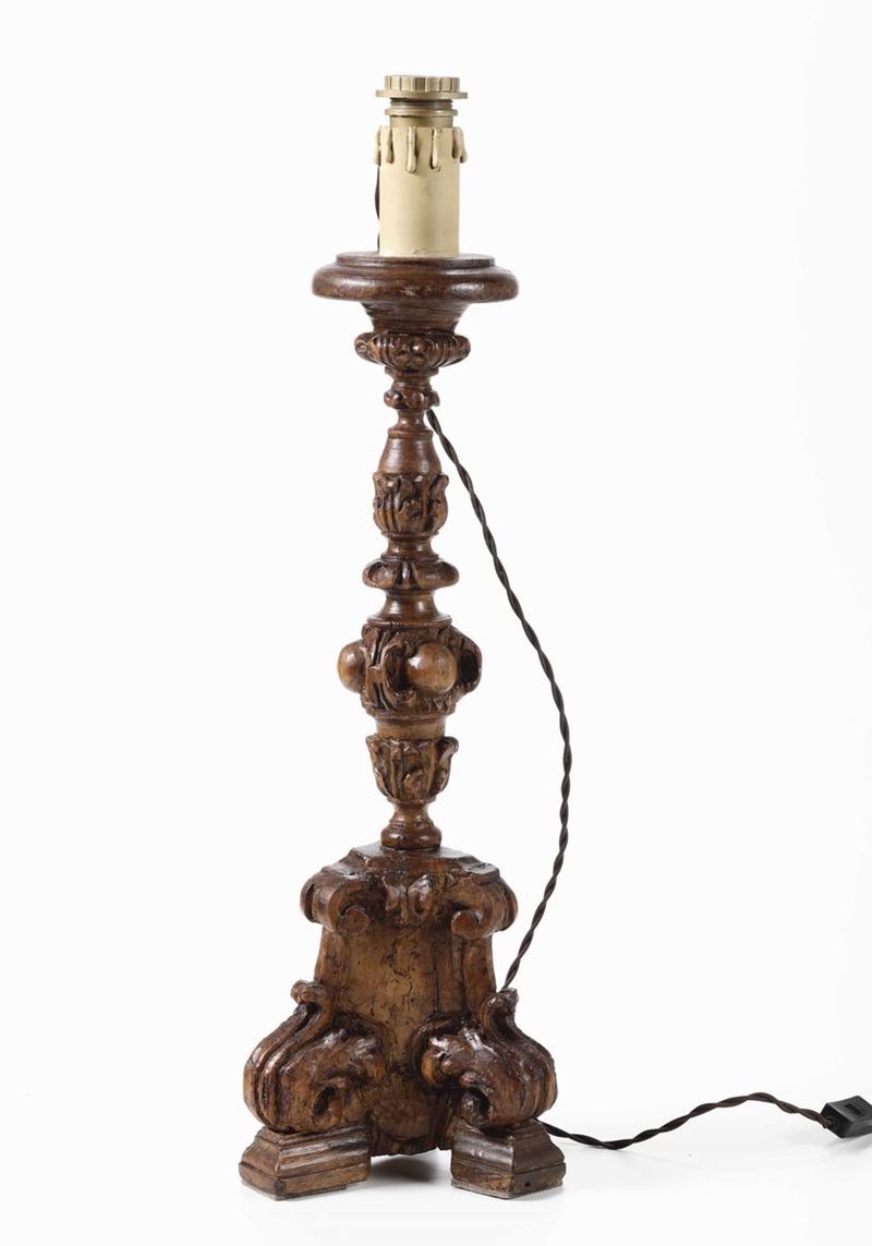 Candeliere tripode in legno intagliato montato a lampada, XVIII secolo  - Asta Antiquariato I - Asta a Tempo - Cambi Casa d'Aste