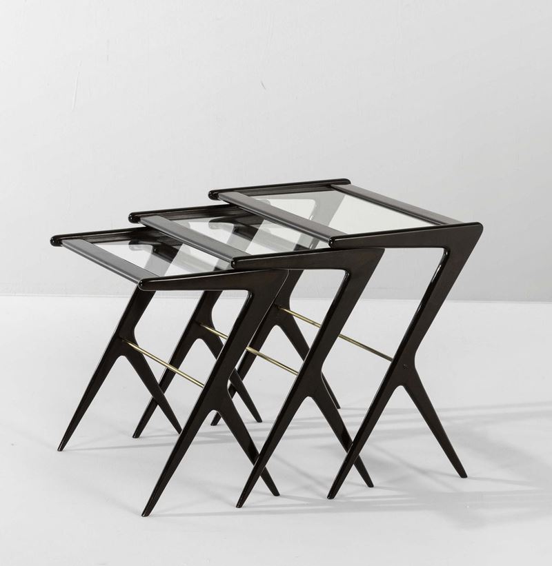 Tre tavoli bassi con struttura in legno, piano in vetro e dettagli in ottone.  - Auction Design Lab - Cambi Casa d'Aste