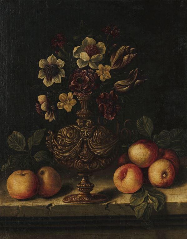 Scuola romana dell'inizio del XVII secolo Natura morta con frutti e vaso di fiori con decoro a grottesche