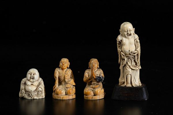 Lotto composto da due monaci in preghiera, una figura di Budai seduto e un Budai stante con collana da preghiera scolpiti in avorio, Cina, Dinastia Ming, XVII secolo