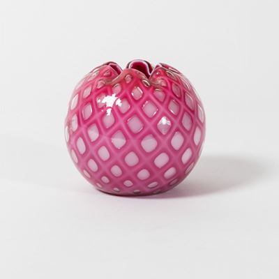 Archimede Seguso, Piccolo vaso in vetro incamiciato rosa con decoro a losanghe (Murano, 1950 circ...