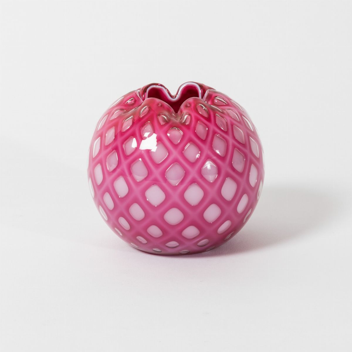 Archimede Seguso, Piccolo vaso in vetro incamiciato rosa con decoro a losanghe (Murano, 1950 circ...