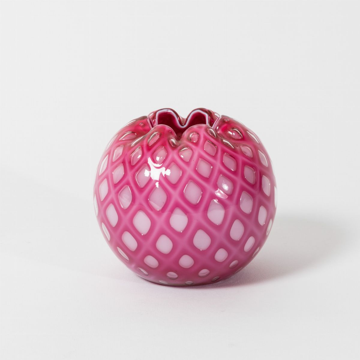 Archimede Seguso, Piccolo vaso in vetro incamiciato rosa con decoro a losanghe (Murano, 1950 circ...