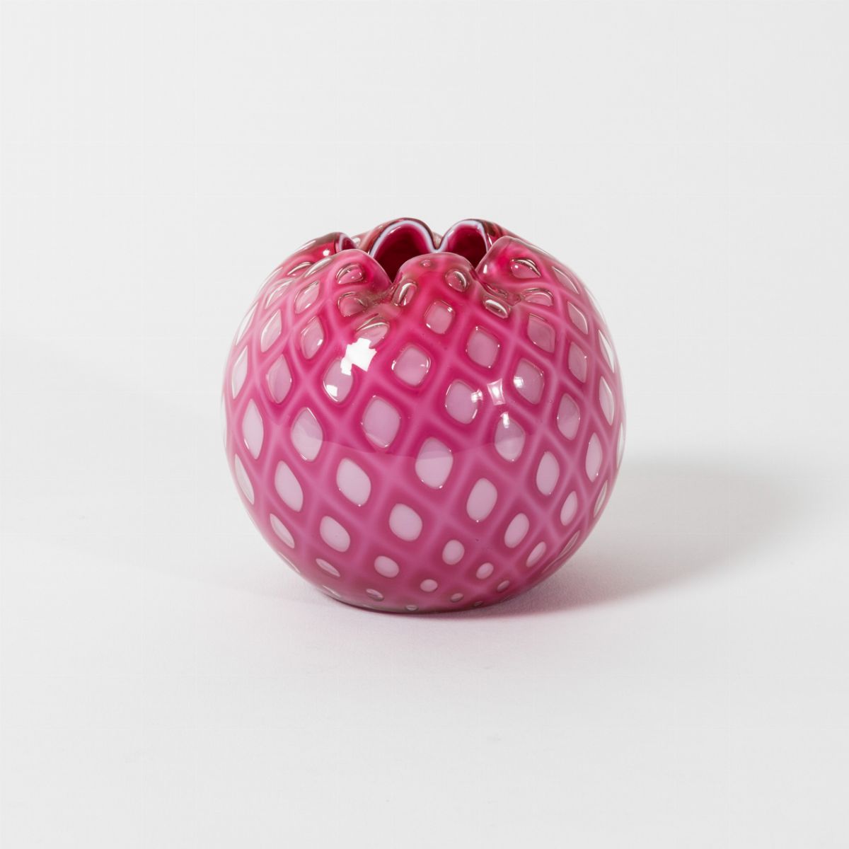 Archimede Seguso, Piccolo vaso in vetro incamiciato rosa con decoro a losanghe (Murano, 1950 circ...