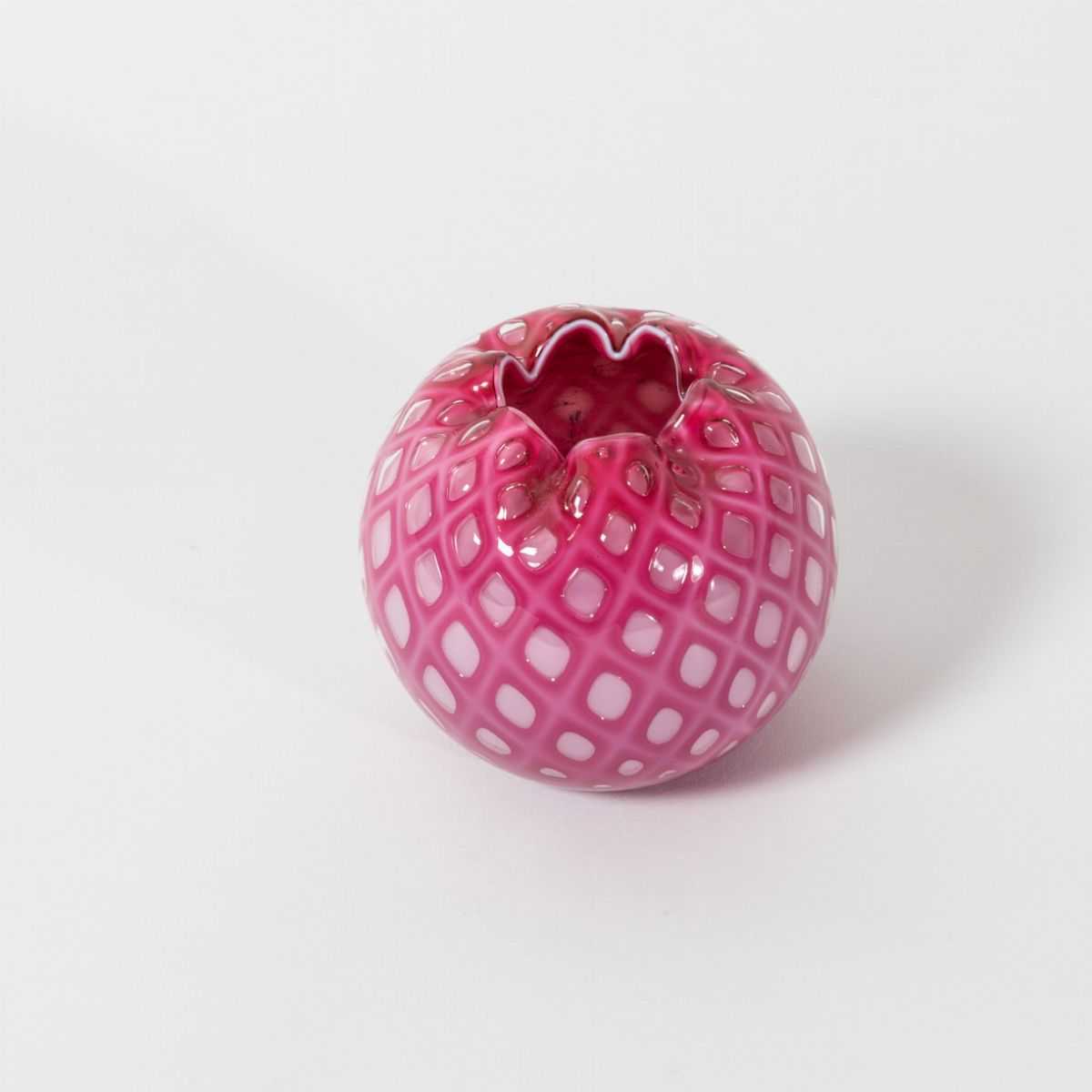 Archimede Seguso, Piccolo vaso in vetro incamiciato rosa con decoro a losanghe (Murano, 1950 circ...