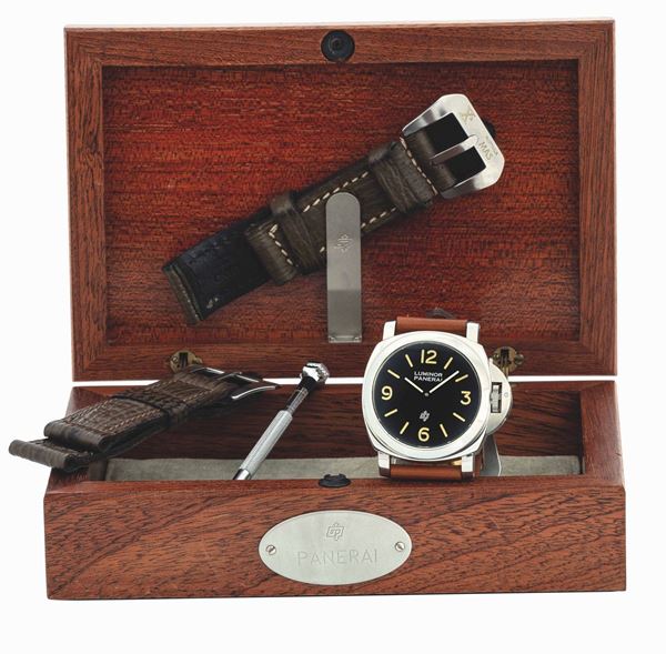 PANERAI - Elegante orologio da polso in acciaio con quadrante nero. Completo di scatola originale, garanzia e due cinturini di ricambio.
