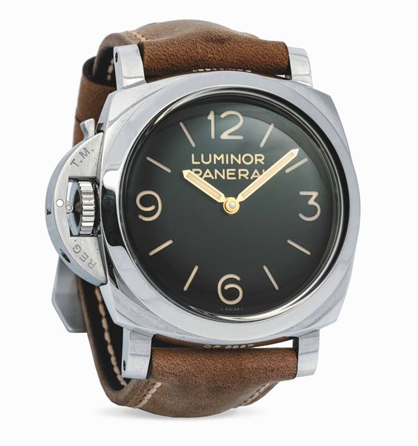 PANERAI - Stainless steel, black dial Luminor. Equipped with box and warranty.