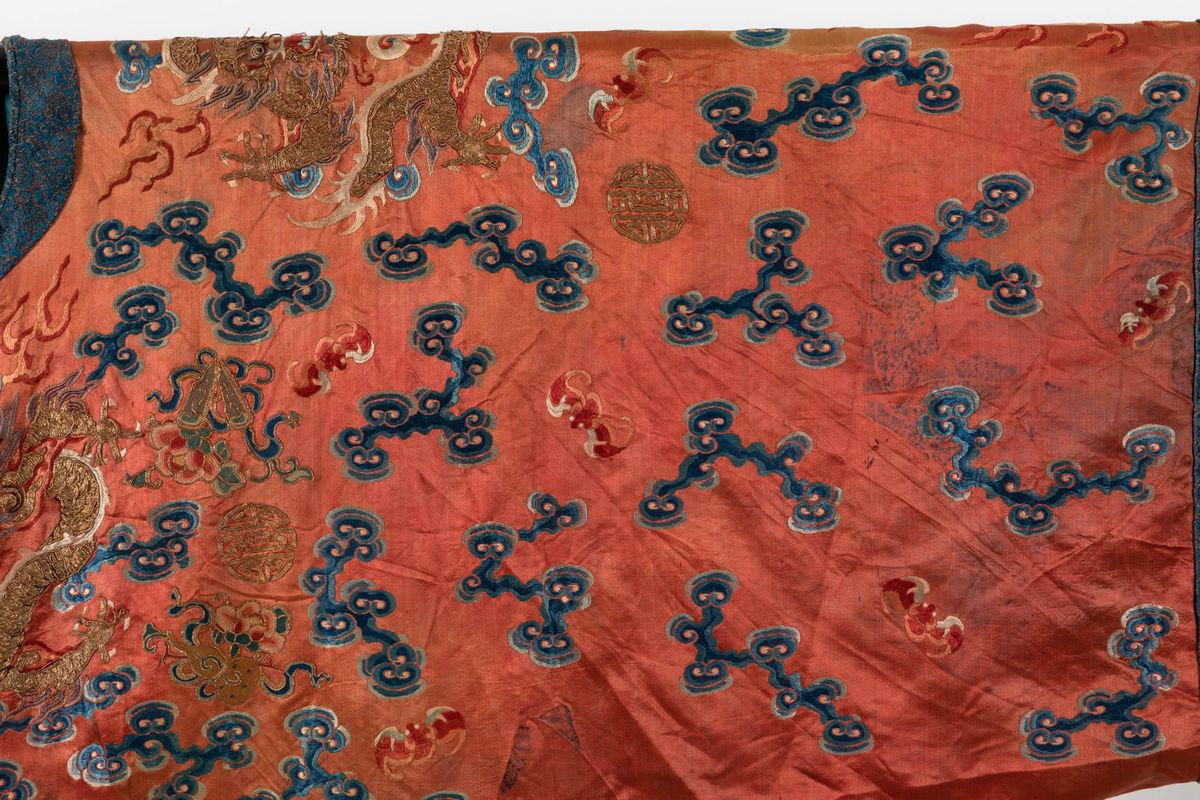 Veste Imperiale in Seta a Fondo Rosso Finemente Ricamata con Figure di Draghi e dei Dodici Simbol...