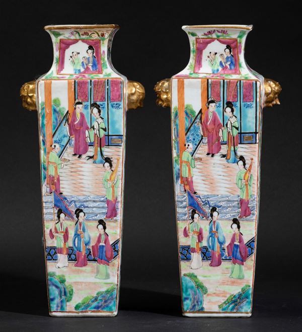 Coppia di vasi a sezione quadrata in porcellana Famiglia Rosa con scene di vita comune e mascheroni, Cina, Dinastia Qing, XIX secolo