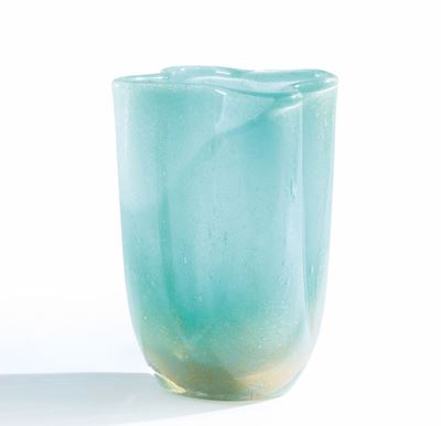 Seguso, Vaso troncopiramidale in vetro sommerso con bocca a quadrifoglio e decoro a bolle e fogli...