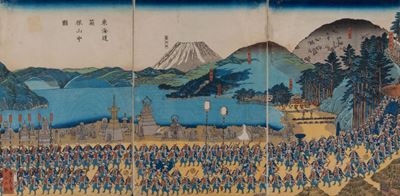 Tre Stampe su Carta Raffiguranti Parata e Iscrizioni, Giappone, Periodo Meiji (1868-1912)