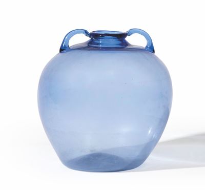 Murano, Vaso in vetro soffiato azzurro (circa 1930) con anse applicate