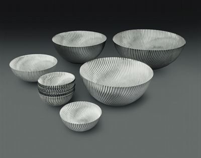 Set Composto da Quattro Ciotole e 11 Coppette in Argento Primo Titolo. Argenteria Milanese del XX...