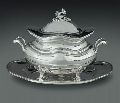 Zupperiera con Coperchio e Presentoire in Argento. Argenteria Artistica Italiana del XX Secolo. A...