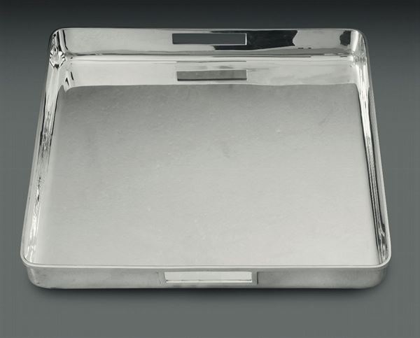 Grande vassoio quadrato in argento. Argenteria italiana del XX-XXI secolo. Argentiere Dabbene, Milano