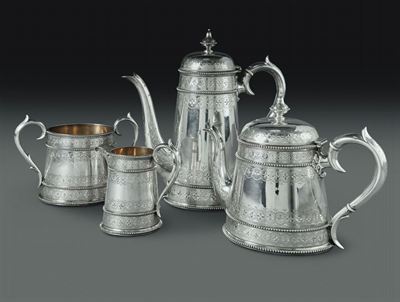 Servizio da Tè e Caffè in Argento Fuso e Cesellato. Boll Idella Città di Londra per L’anno 1868 e...