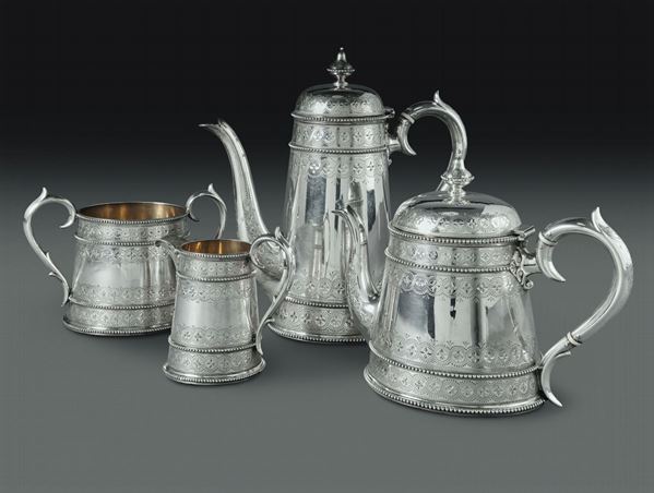 Servizio da tè e caffè in argento fuso e cesellato. Boll idella città di Londra per l’anno 1868 e dell’argentiere (non identificato)