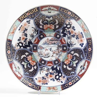 Piatto in Porcellana Imari con Decori Floreali e Soggetti Naturalistici Entro Riserve, Giappone, ...