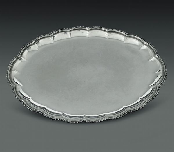 Vassoio ovale in argento. Argenteria italiana del XX secolo, etichetta cartacea Zendrini Torino