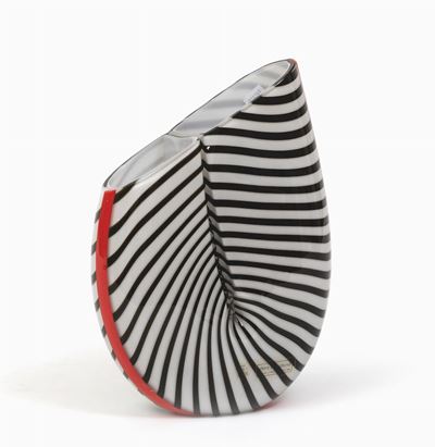 Lino Tagliapietra, Vaso della serie “Mogambo”, vetro soffiato con collo tagliato in diagonale