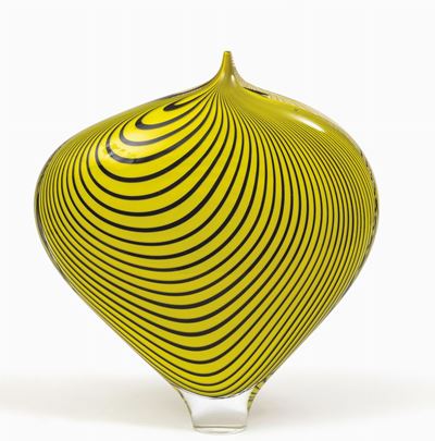 Tagliapietra, Lino, Grande vaso a cuore in vetro sommerso con filigrana nera a spirale (Murano, 1...