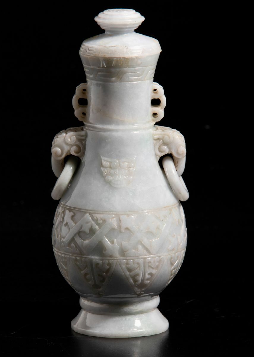 Vaso con Coperchio e Anse Ad Anello Scolpito in Giadeite con Decoro Arcaico e a Maschere Taotie I...