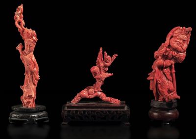 Lotto Composto da Tre Sculture Diverse in Corallo Raffiguranti Suonatrice, Bambini che Giocano e ...