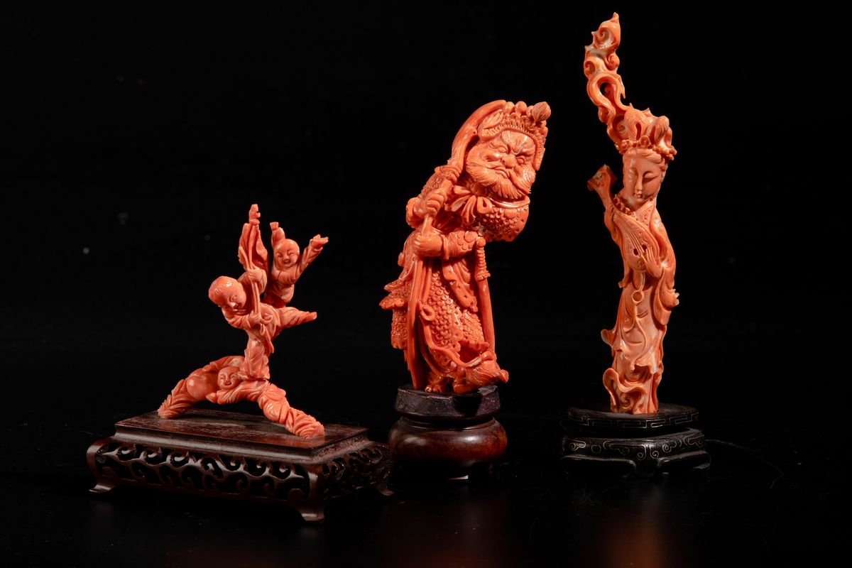 Lotto Composto da Tre Sculture Diverse in Corallo Raffiguranti Suonatrice, Bambini che Giocano e ...