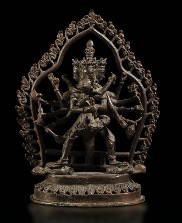 Figura in bronzo  di Guhyasamaja entro aura in Yab-Yum stante su fiore di loto, Tibet, probabilmente XVI secolo