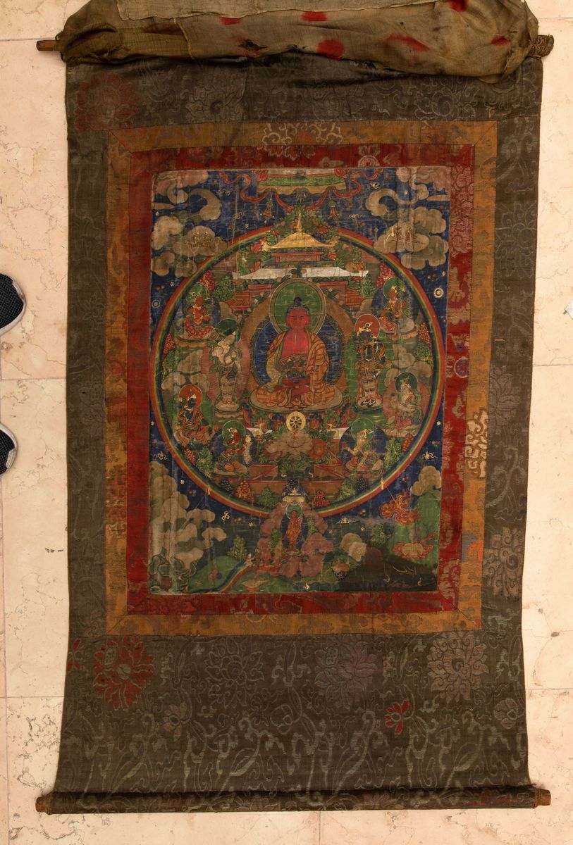 Thangka su Seta e Lumeggiature in Oro con Figura di Buddha Centrale Circondato da Diverse Divinit...