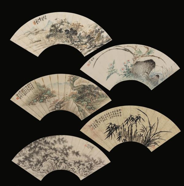 Lotto composto da cinque ventagli dipinti su carta raffiguranti soggetti naturalistici, paesaggi e iscrizioni, Cina, XX secolo