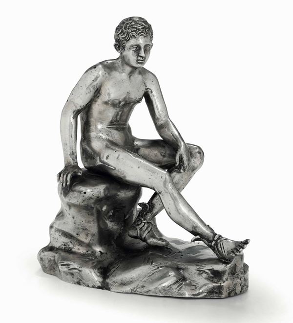 Hermes a riposo. Argento fuso e cesellato. Oreficeria del XIX-XX secolo, probabilmente Hanau