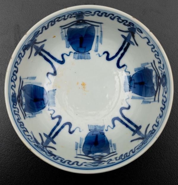 Ciotola in porcellana a smalti policromi con decoro naturalistico, Cina, XX secolo