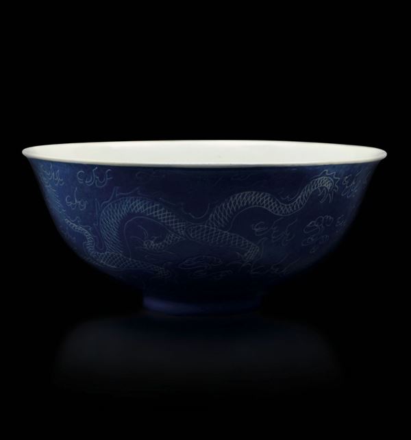 Bowl in porcellana monocroma blu con decoro inciso di draghi tra le nuvole, Cina, Dinastia Qing, XIX secolo