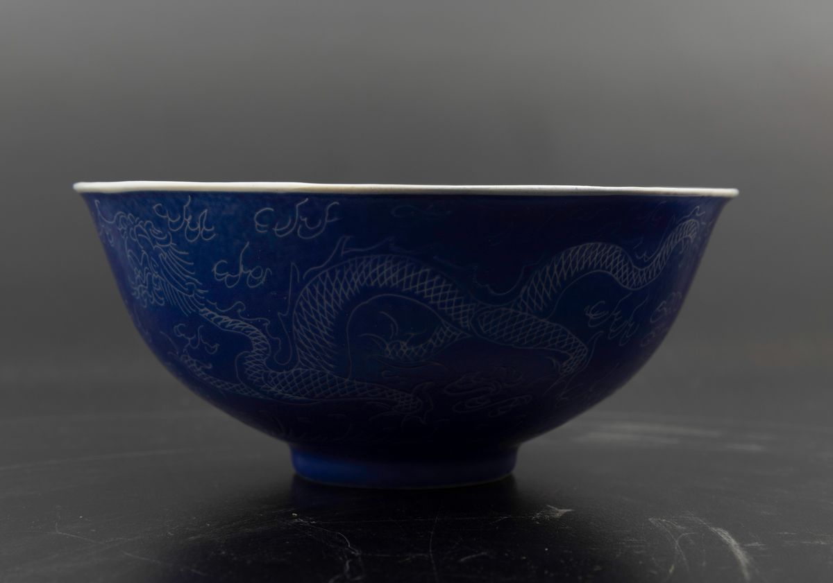 Bowl in Porcellana Monocroma Blu con Decoro Inciso di Draghi tra le Nuvole, Cina, Dinastia Qing, ...