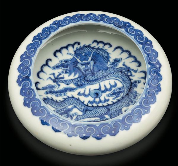 Sciaquapennelli in porcellana bianca e blu con figura centrale di drago tra le nuvole, Cina, Dinastia Qing, epoca Guangxu (1875-1908)