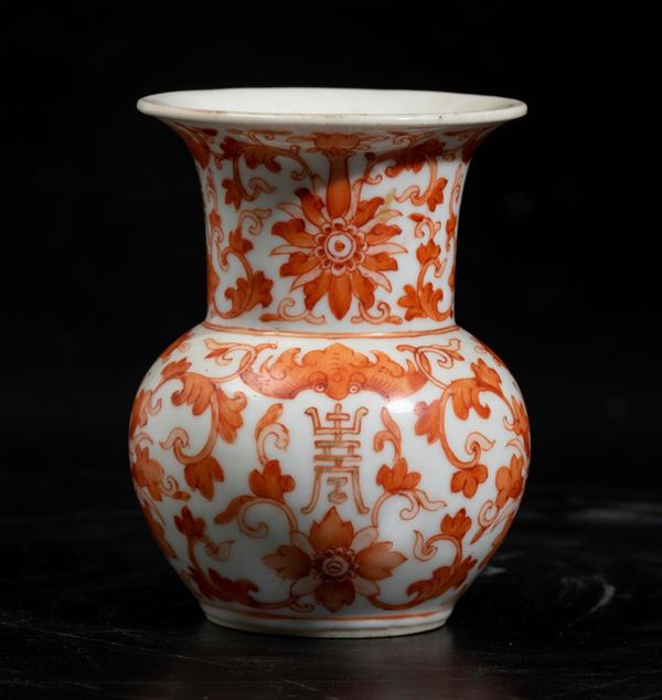 Piccolo vaso in porcellana a smalto monocromo arancione con decoro floreale e pipistrelli, Cina, Dinastia Qing, XIX secolo