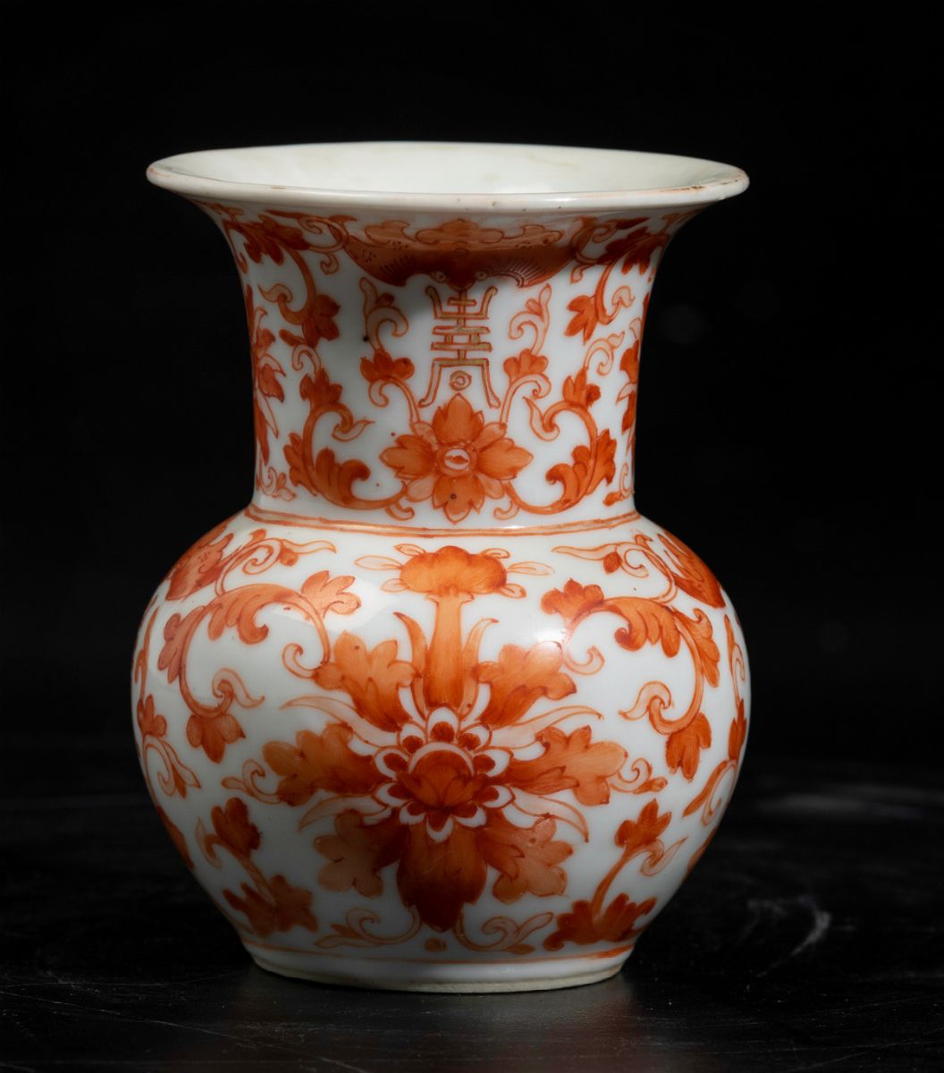 Piccolo Vaso in Porcellana a Smalto Monocromo Arancione con Decoro Floreale e Pipistrelli, Cina, ...