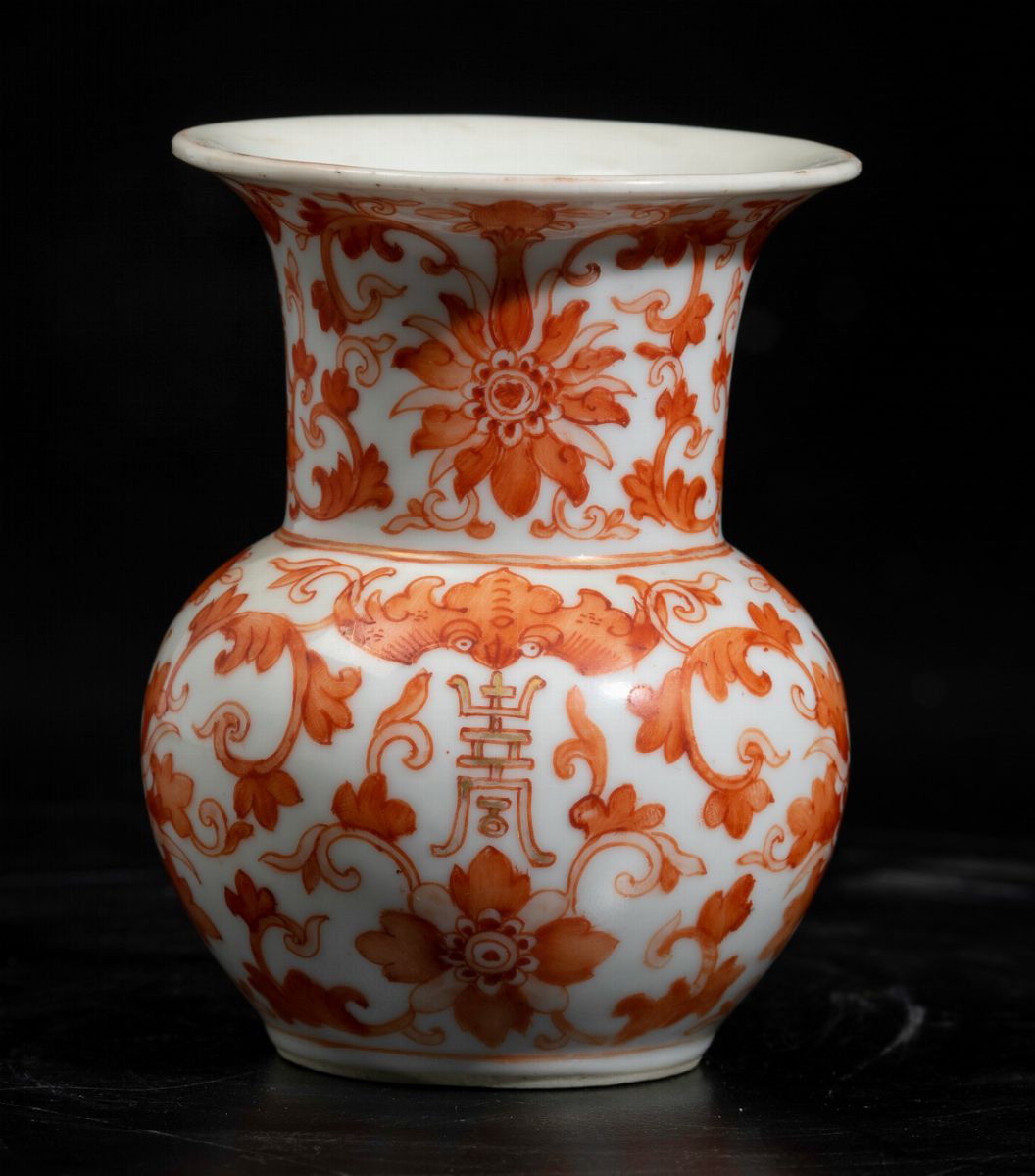 Piccolo Vaso in Porcellana a Smalto Monocromo Arancione con Decoro Floreale e Pipistrelli, Cina, ...