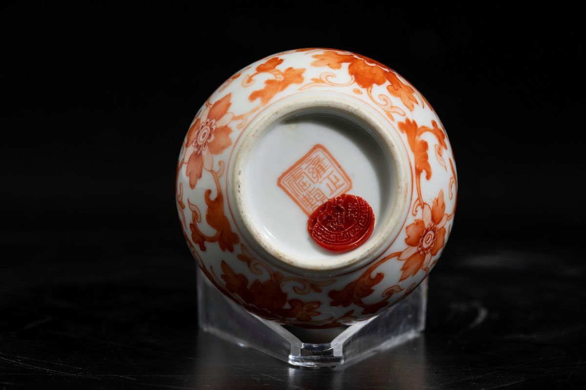 Piccolo Vaso in Porcellana a Smalto Monocromo Arancione con Decoro Floreale e Pipistrelli, Cina, ...