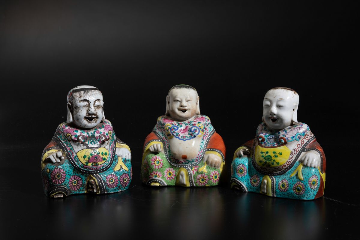 Tre Figure di Budai Seduti in Porcellana Famiglia Rosa, Cina, Dinastia Qing, Inizi XIX Secolo