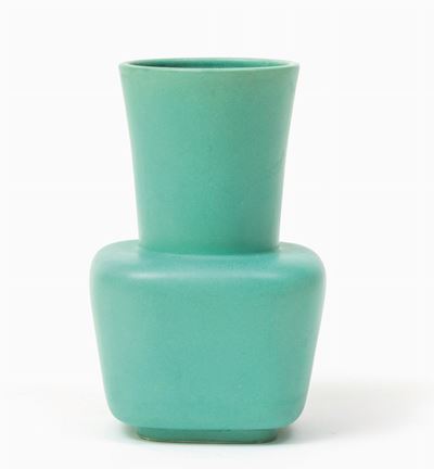 Giovanni Gariboldi, Vaso a sezione quadrata con alto collo, ceramica a colaggio con smalto policr...
