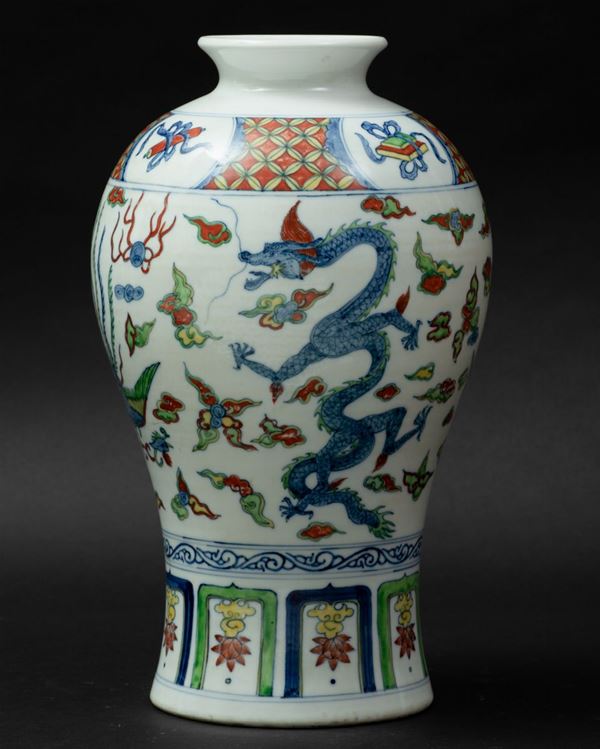 Vaso in porcellana a smalti Ducai con draghi tra le nuvole e soggetti naturalistici entro riserve, Cina, Dinastia Qing, XIX secolo