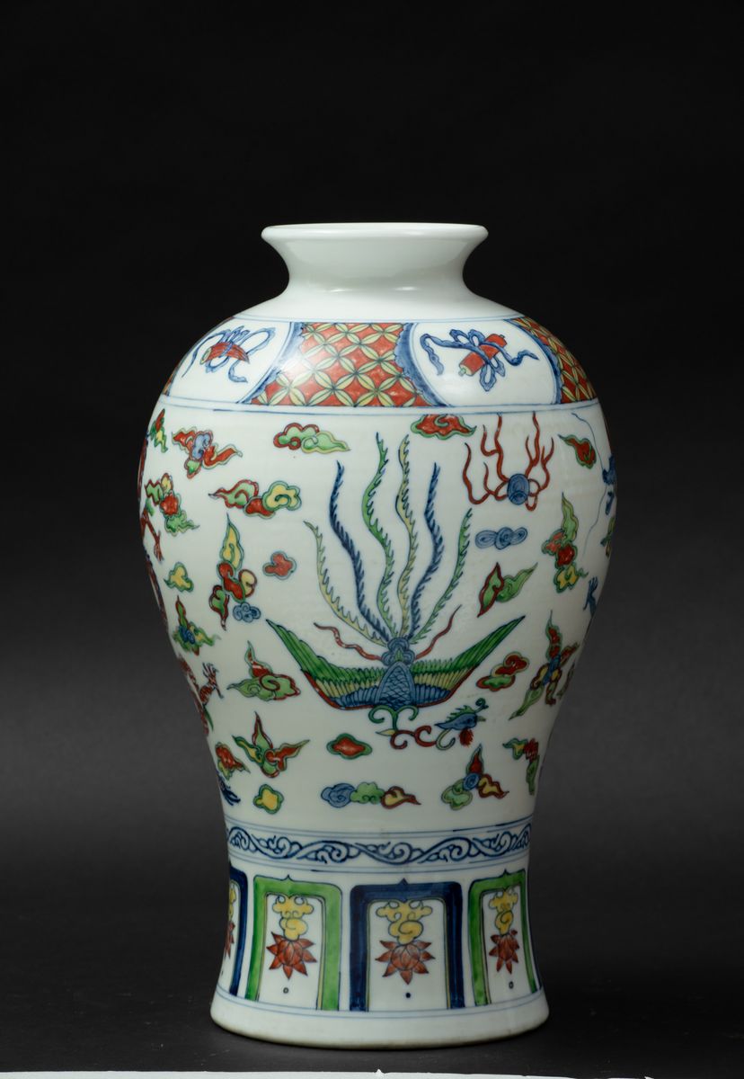 Vaso in Porcellana a Smalti Ducai con Draghi tra le Nuvole e Soggetti Naturalistici Entro Riserve...